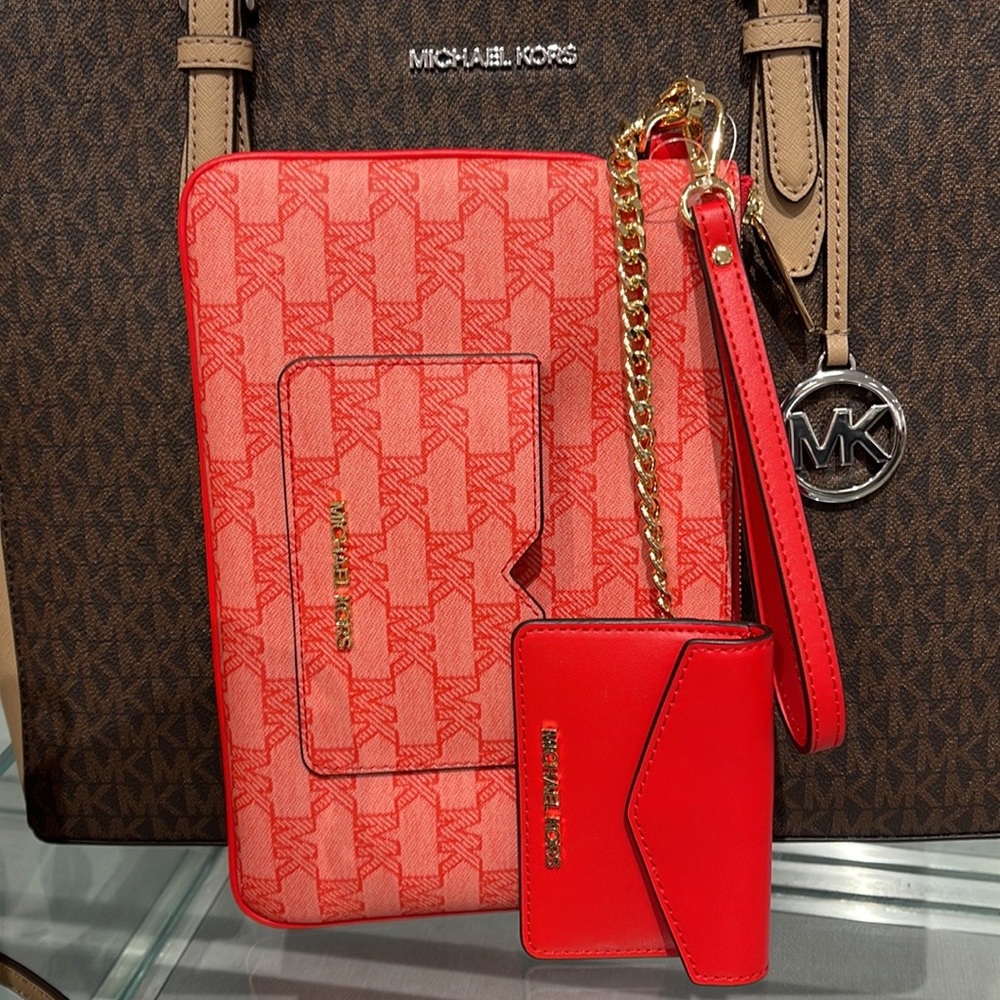 MICHAEL KORS JET SET ITEM LG 2 in 1 CARD CASE & WRISTLET
Dark Sangria